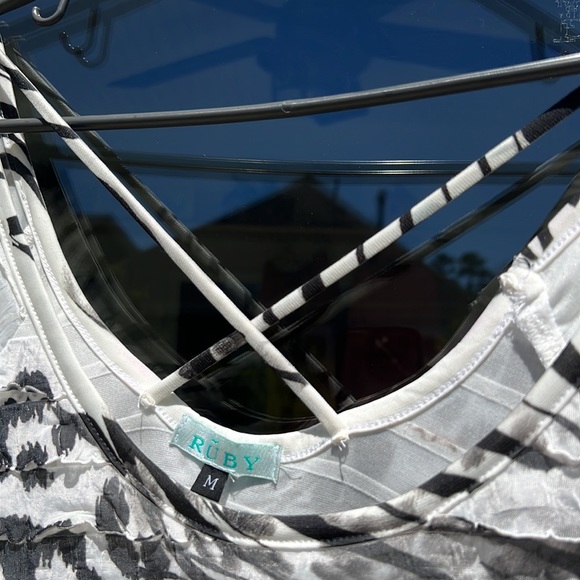 Woman’s asymmetrical on the bottom soft top - Picture 4 of 6